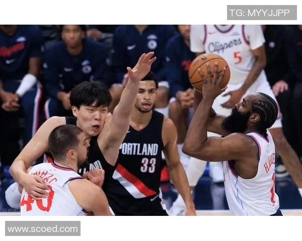 开拓者与马刺激战正酣比分背后揭示的比赛精彩瞬间与战术较量 开拓者与马刺激战正酣比分背后揭示的比赛精彩瞬间与战术较量